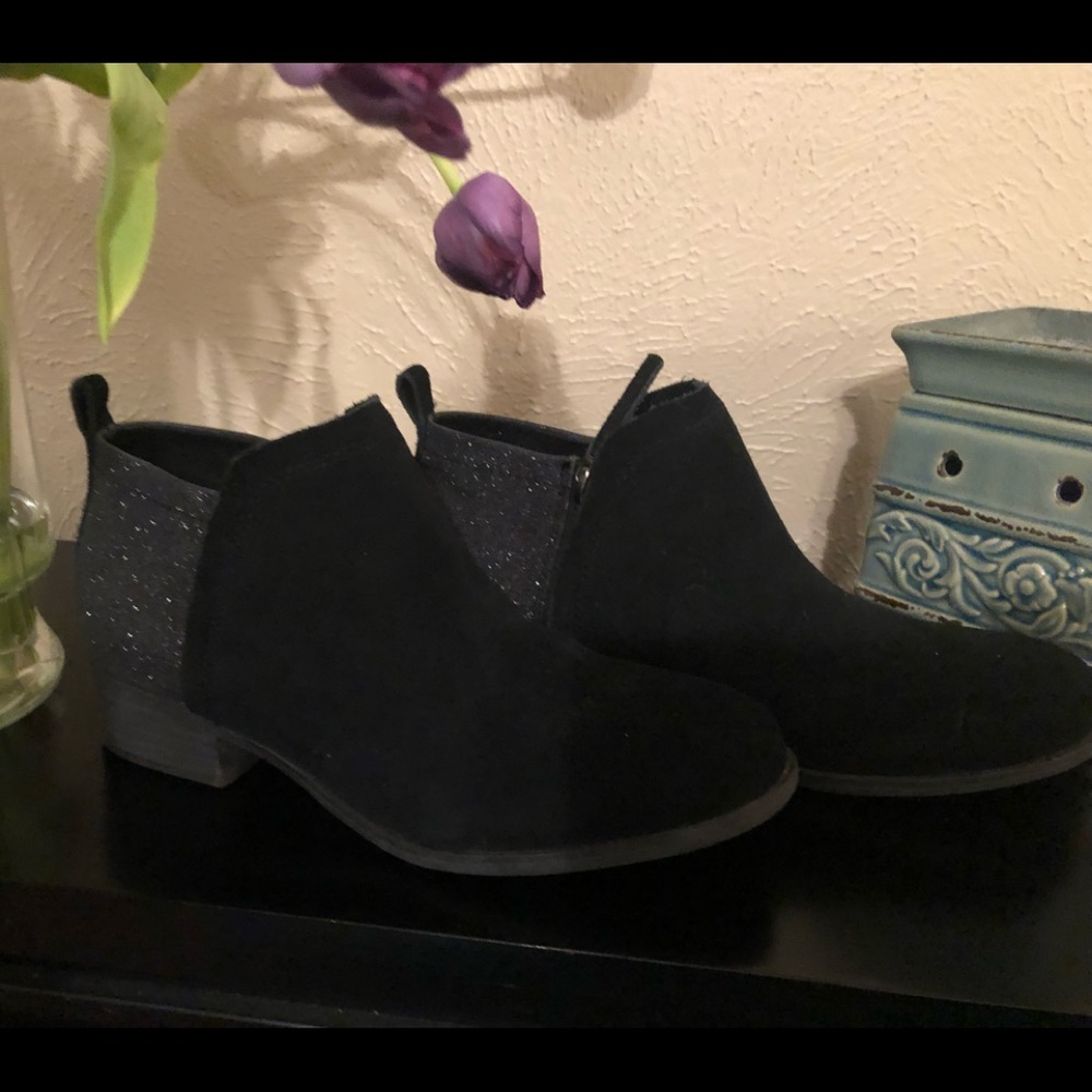 Toms black booties too big for me!